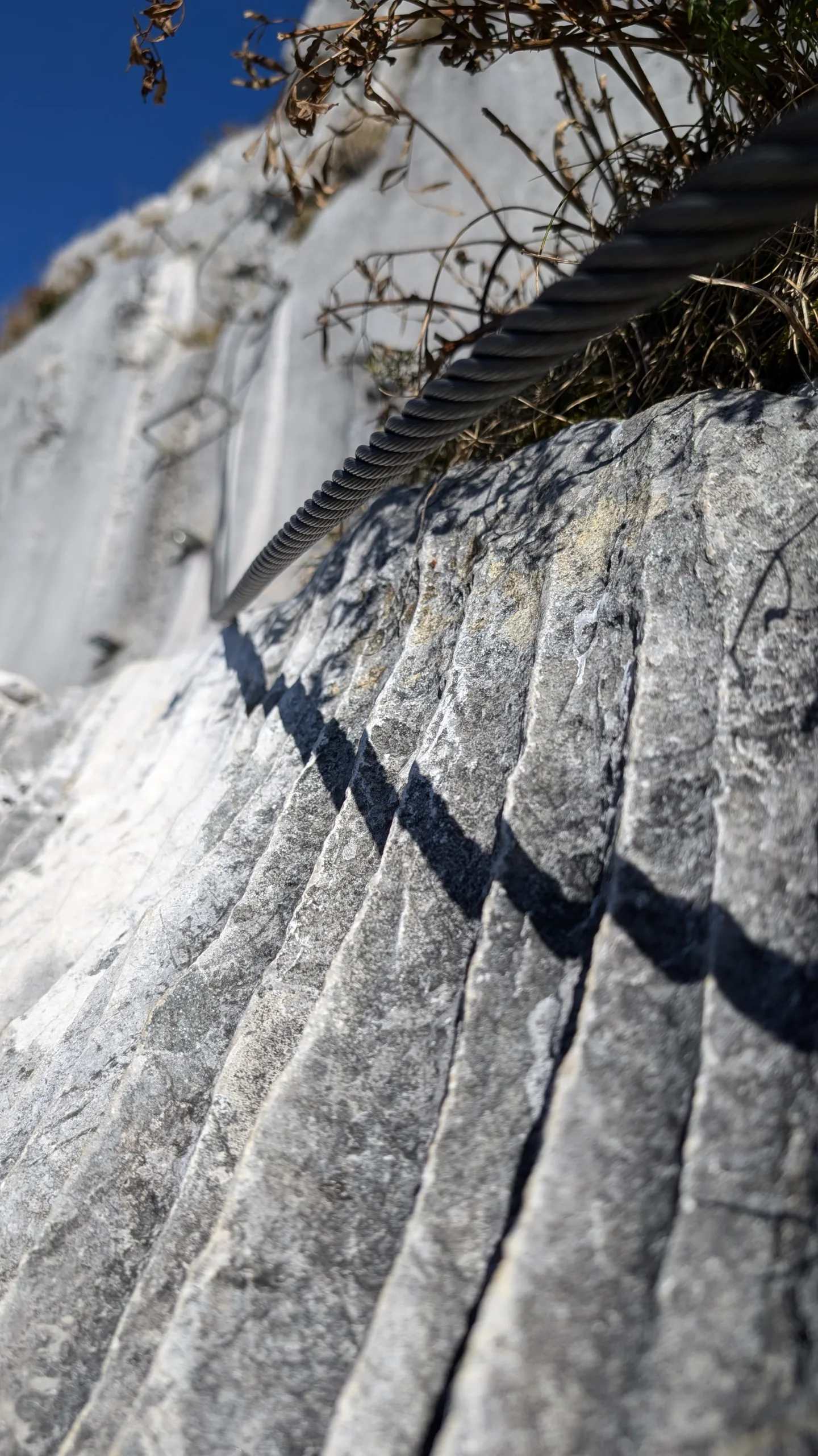 câble de via ferrata avec ombre sur rocher de la via ferrata la tour du jallouvre