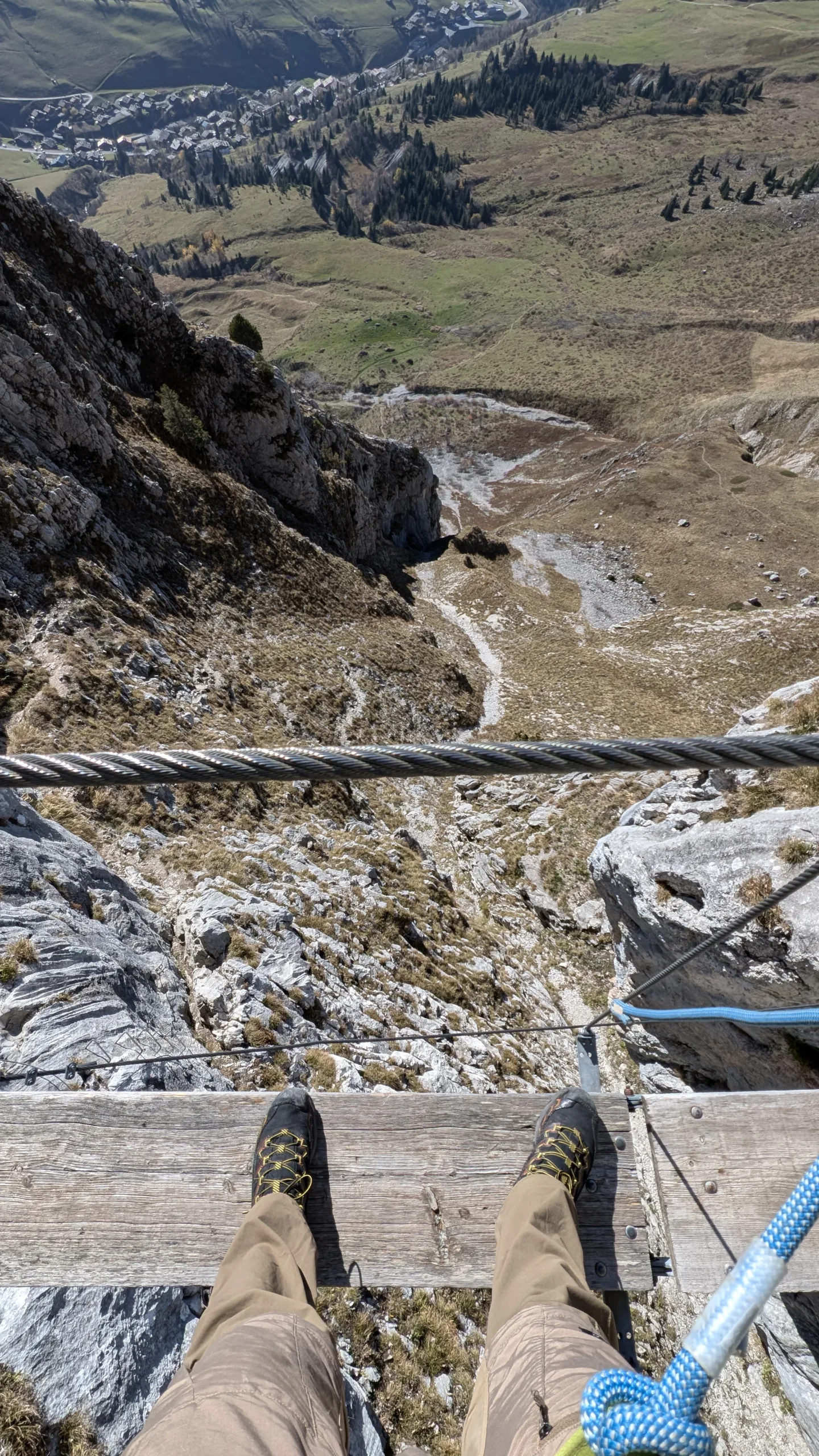 vue dessous la passerelle de la via ferrata la tour du jallouvre