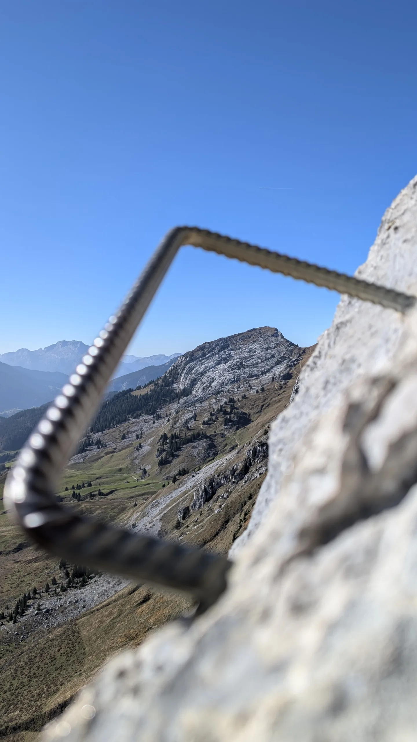 montagne à travers un barreau sur la via ferrata du jallouvre