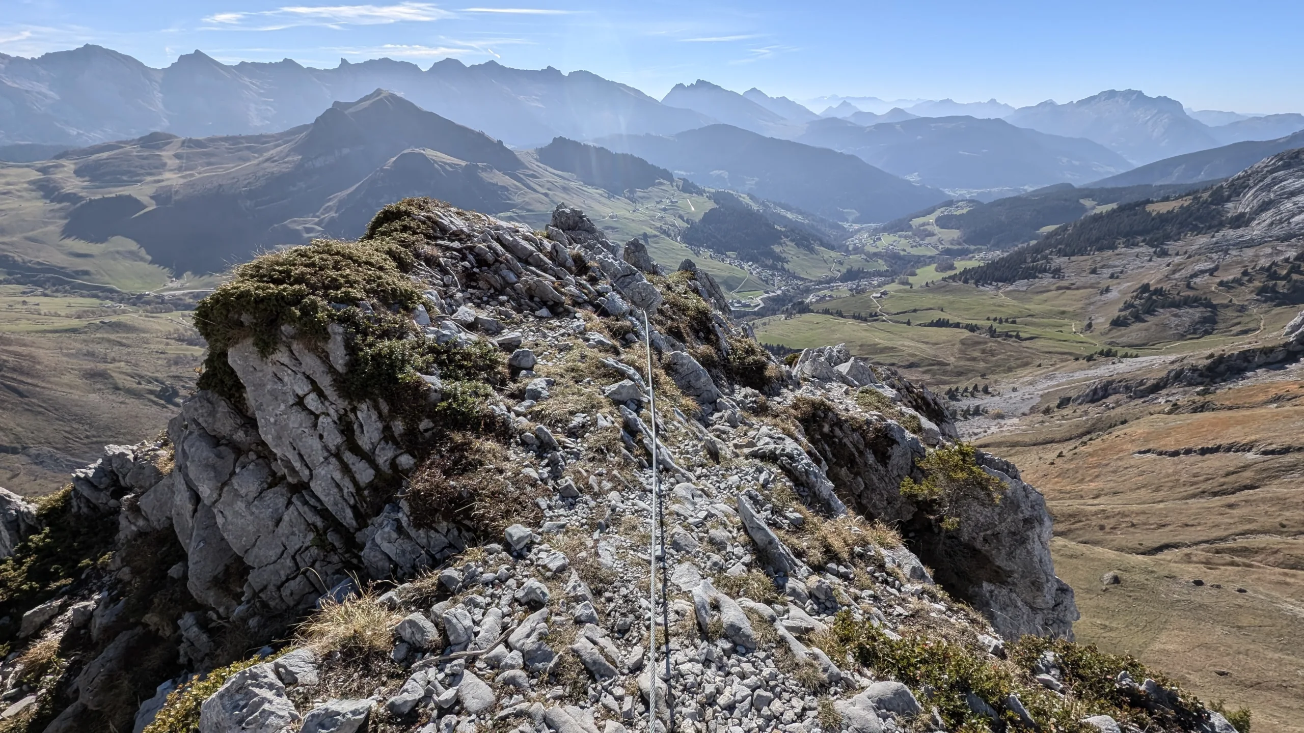 vue câble et montagnes depuis la via ferrata la tour du jallouvre au grand-bornand