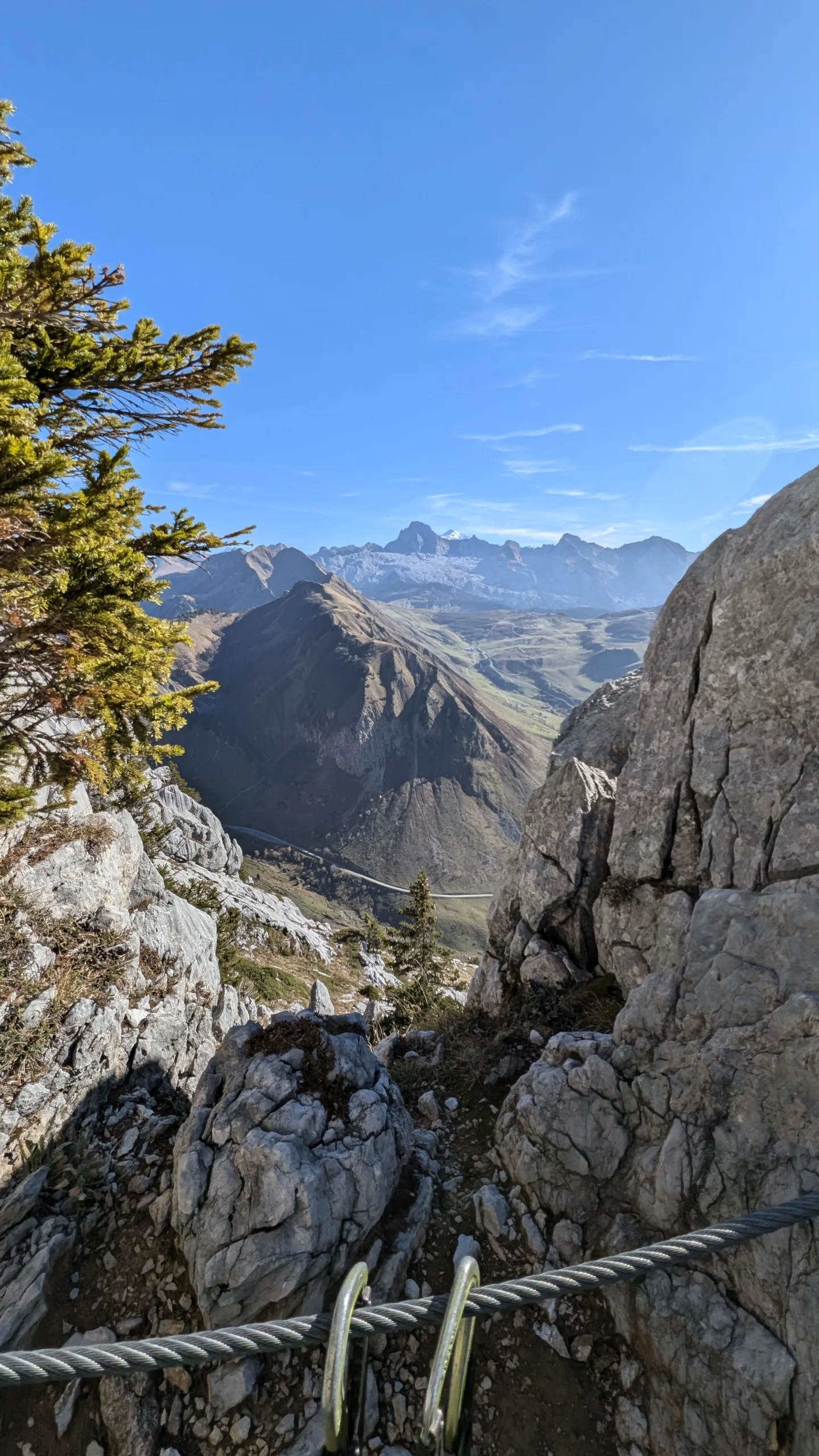 vue au loin depuis la partie 2 de la via ferrata la tour du jallouvre