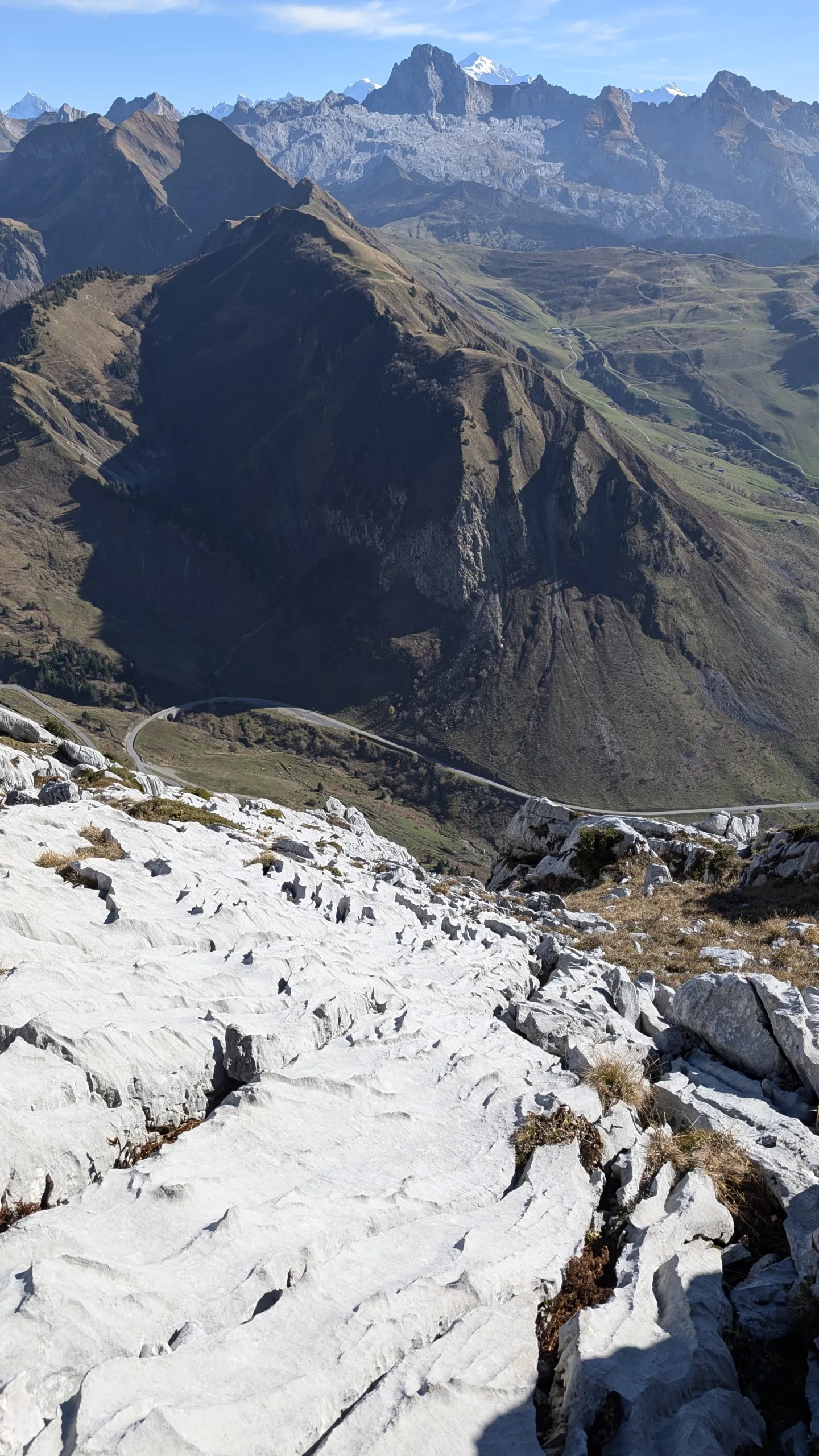 vue reliefs et pente sur le sentier retour de la via ferrata la tour du jallouvre