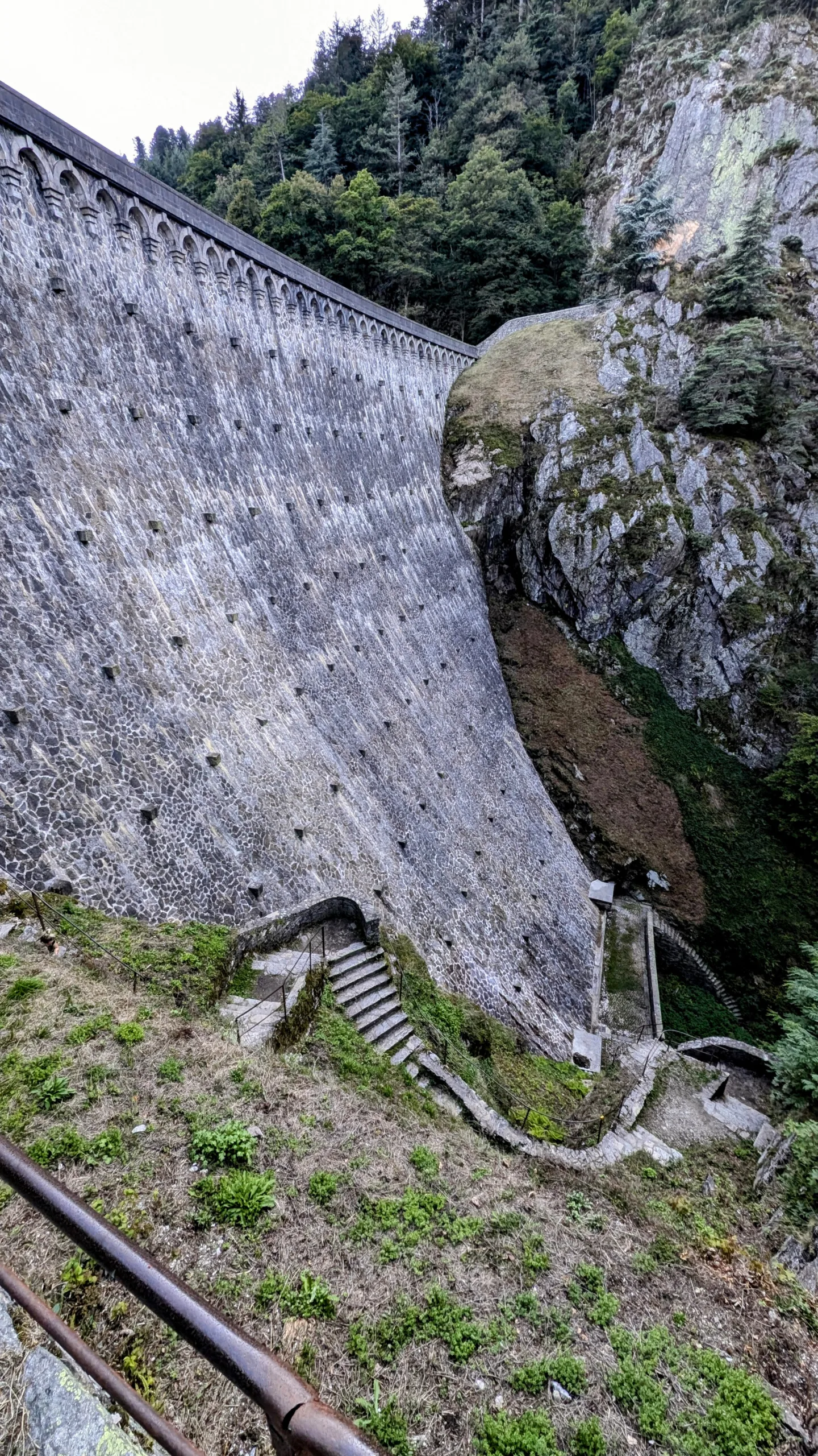vue large du barrage
