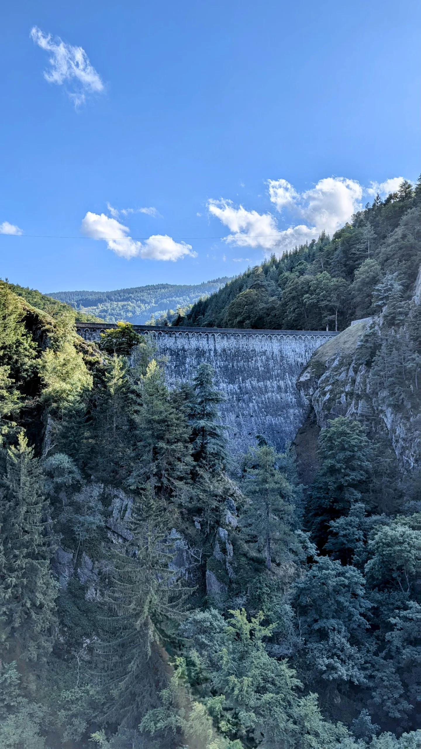 le barrage du gouffre d'enfer au loin