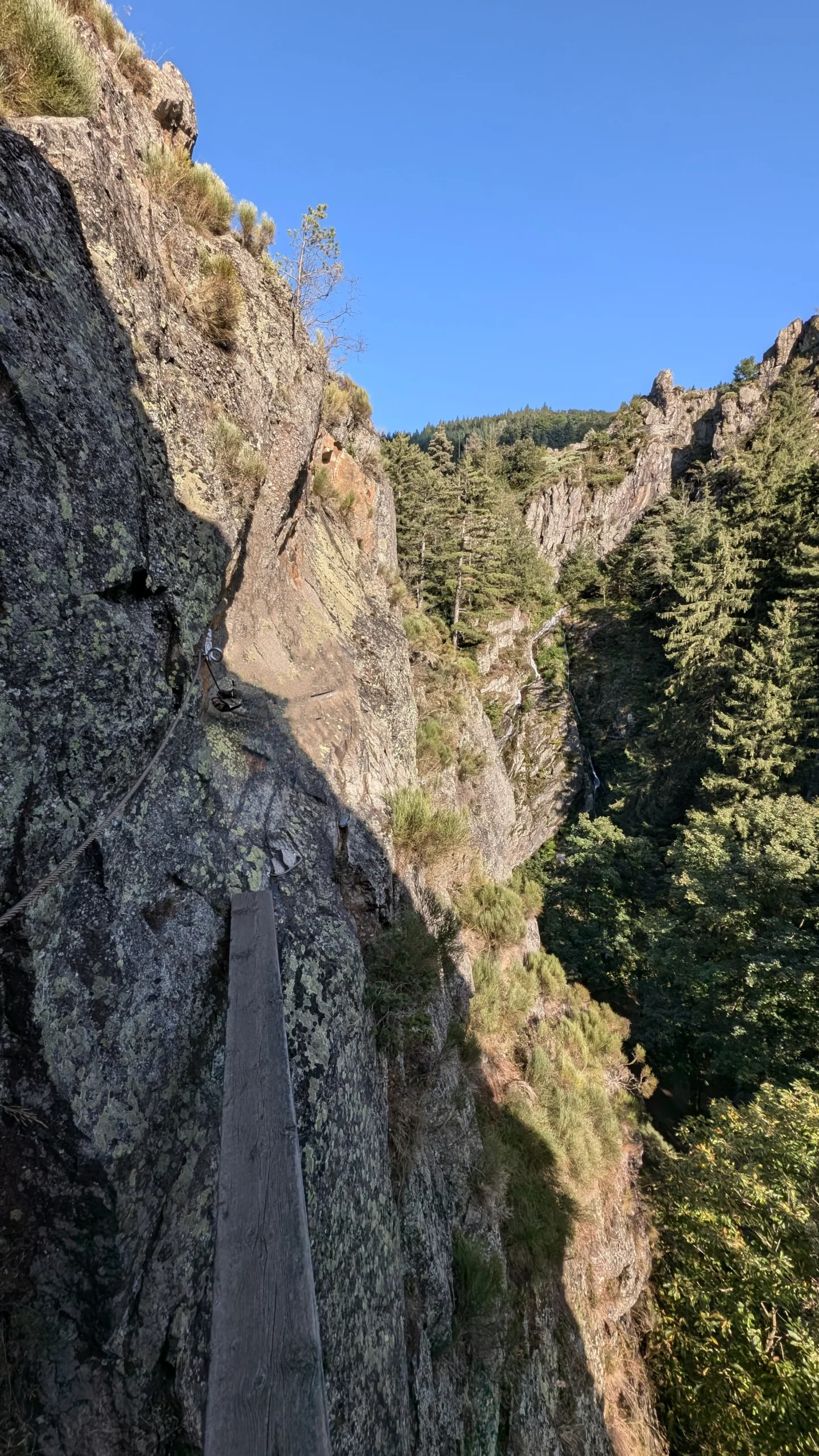 petite poutre sur la via ferrata du gouffre d'enfer