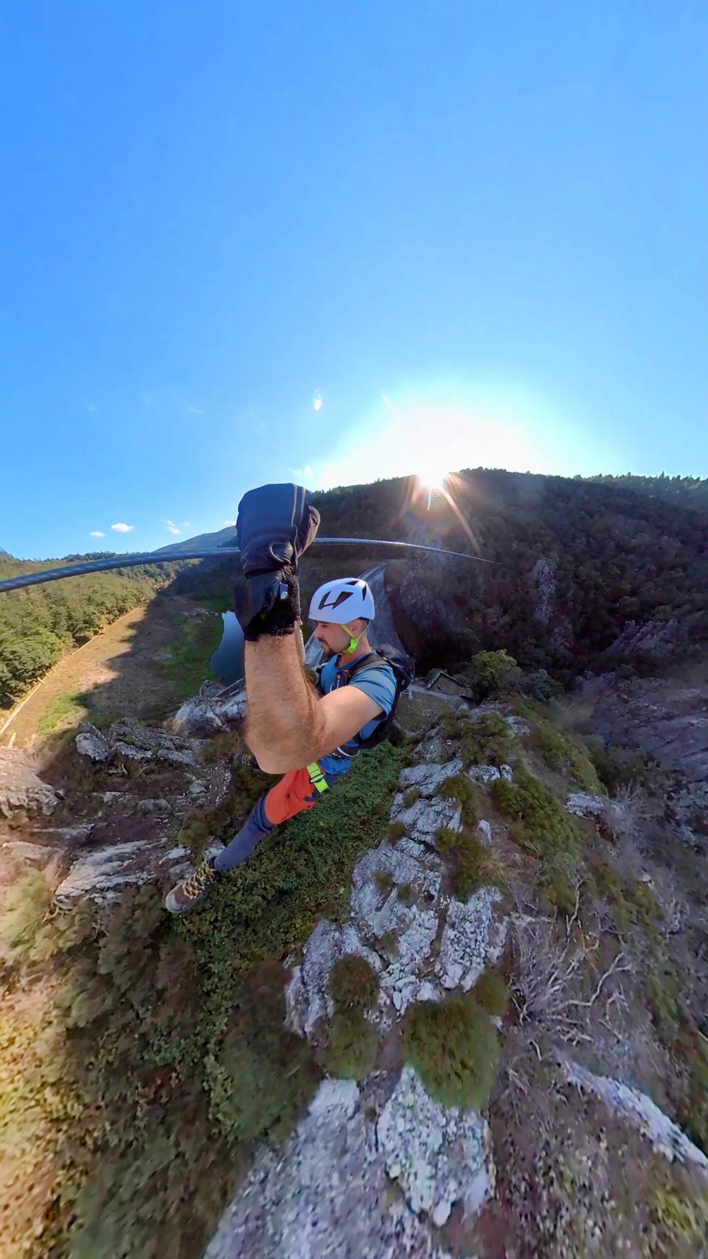 moi sur la tyrolienne avec le soleil couchant