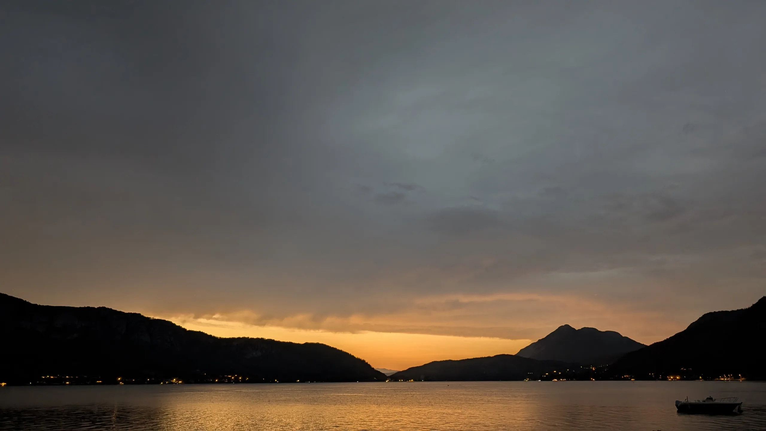 Lac d'annecy en soirée